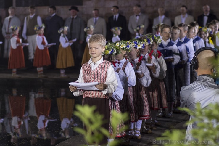 Svētdien, 30. jūnijā, Dziesmusvētku parkā Viesturdārzā notika Dziesmu un deju svētku atklāšanas pasākums ar tradicionālo virsdiriģentu un virsvadītaju Svētdien, 30. jūnijā, Dziesmusvētku parkā Viesturdārzā notika Dziesmu un deju svētku atklāšanas pasākums ar tradicionālo virsdiriģentu un virsvadītaju 97627