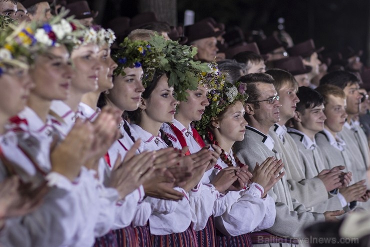 Svētdien, 30. jūnijā, Dziesmusvētku parkā Viesturdārzā notika Dziesmu un deju svētku atklāšanas pasākums ar tradicionālo virsdiriģentu un virsvadītaju 97629