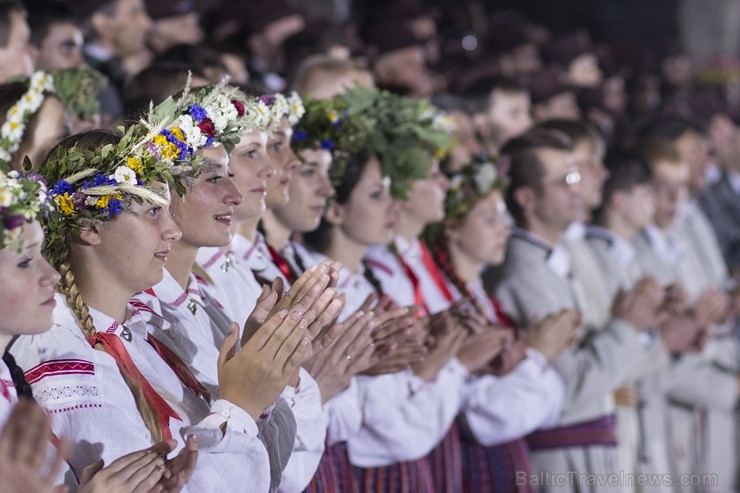 Svētdien, 30. jūnijā, Dziesmusvētku parkā Viesturdārzā notika Dziesmu un deju svētku atklāšanas pasākums ar tradicionālo virsdiriģentu un virsvadītaju Svētdien, 30. jūnijā, Dziesmusvētku parkā Viesturdārzā notika Dziesmu un deju svētku atklāšanas pasākums ar tradicionālo virsdiriģentu un virsvadītaju 97630