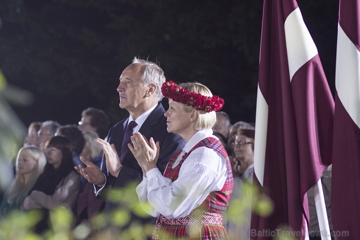 Svētdien, 30. jūnijā, Dziesmusvētku parkā Viesturdārzā notika Dziesmu un deju svētku atklāšanas pasākums ar tradicionālo virsdiriģentu un virsvadītaju Svētdien, 30. jūnijā, Dziesmusvētku parkā Viesturdārzā notika Dziesmu un deju svētku atklāšanas pasākums ar tradicionālo virsdiriģentu un virsvadītaju 97631