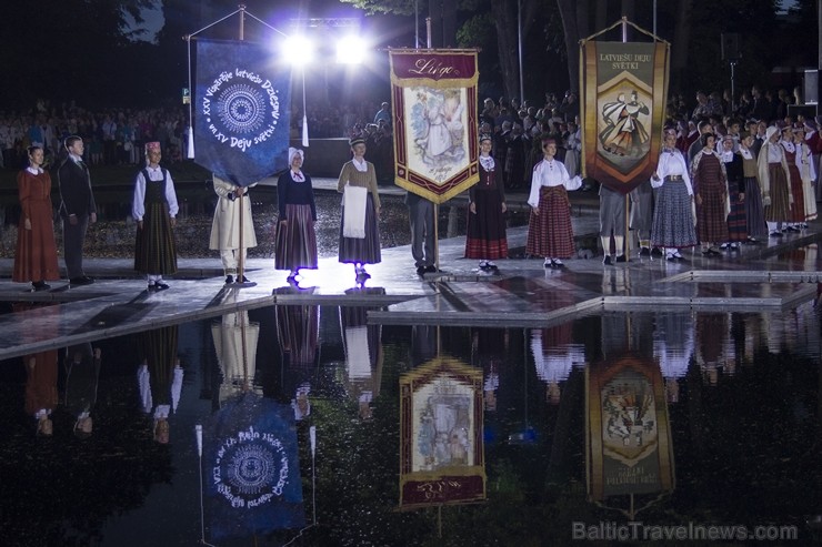 Svētdien, 30. jūnijā, Dziesmusvētku parkā Viesturdārzā notika Dziesmu un deju svētku atklāšanas pasākums ar tradicionālo virsdiriģentu un virsvadītaju Svētdien, 30. jūnijā, Dziesmusvētku parkā Viesturdārzā notika Dziesmu un deju svētku atklāšanas pasākums ar tradicionālo virsdiriģentu un virsvadītaju 97632