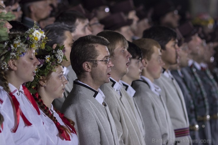 Svētdien, 30. jūnijā, Dziesmusvētku parkā Viesturdārzā notika Dziesmu un deju svētku atklāšanas pasākums ar tradicionālo virsdiriģentu un virsvadītaju Svētdien, 30. jūnijā, Dziesmusvētku parkā Viesturdārzā notika Dziesmu un deju svētku atklāšanas pasākums ar tradicionālo virsdiriģentu un virsvadītaju 97638