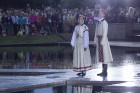 Svētdien, 30. jūnijā, Dziesmusvētku parkā Viesturdārzā notika Dziesmu un deju svētku atklāšanas pasākums ar tradicionālo virsdiriģentu un virsvadītaju 9
