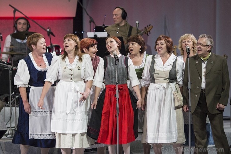 XXV Vispārējo latviešu dziesmu un XV deju svētku ietvaros pirmdien, 1. jūlijā, Lielajā Ģildē notika mazākumtautību kolektīvu koncertuzvedums Zem viena 97678
