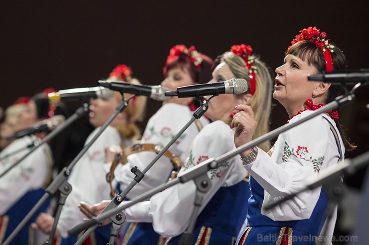 XXV Vispārējo latviešu dziesmu un XV deju svētku ietvaros pirmdien, 1. jūlijā, Lielajā Ģildē notika mazākumtautību kolektīvu koncertuzvedums Zem viena 97683