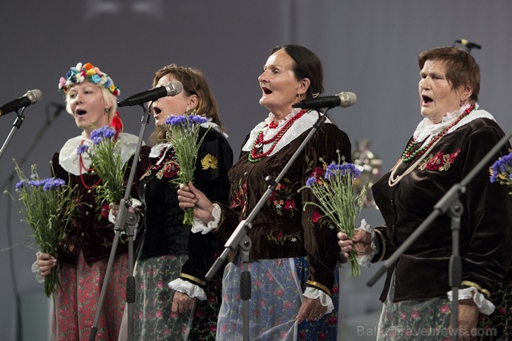XXV Vispārējo latviešu dziesmu un XV deju svētku ietvaros pirmdien, 1. jūlijā, Lielajā Ģildē notika mazākumtautību kolektīvu koncertuzvedums Zem viena 97684