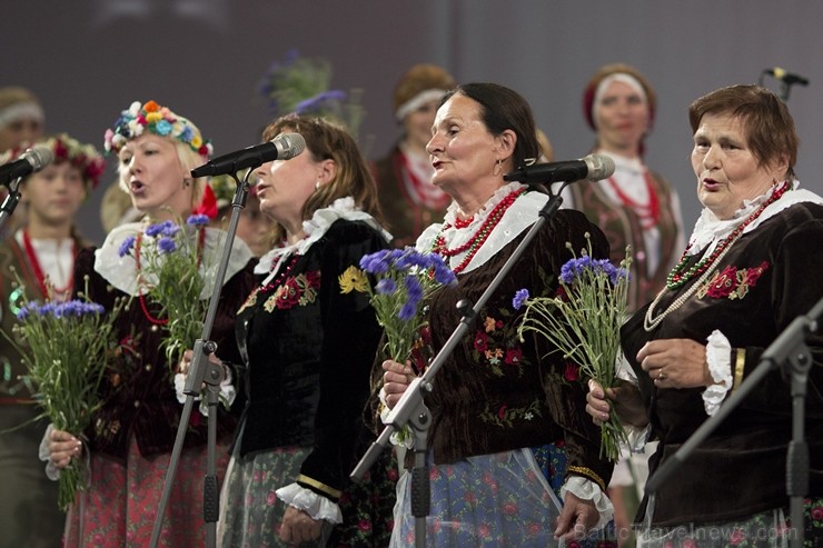 XXV Vispārējo latviešu dziesmu un XV deju svētku ietvaros pirmdien, 1. jūlijā, Lielajā Ģildē notika mazākumtautību kolektīvu koncertuzvedums Zem viena XXV Vispārējo latviešu dziesmu un XV deju svētku ietvaros pirmdien, 1. jūlijā, Lielajā Ģildē notika mazākumtautību kolektīvu koncertuzvedums Zem viena 97685