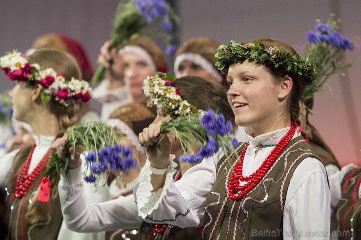 XXV Vispārējo latviešu dziesmu un XV deju svētku ietvaros pirmdien, 1. jūlijā, Lielajā Ģildē notika mazākumtautību kolektīvu koncertuzvedums Zem viena 97686