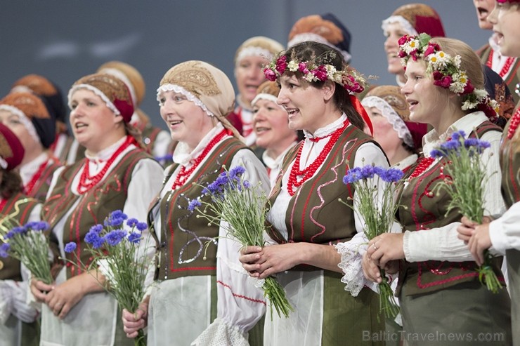 XXV Vispārējo latviešu dziesmu un XV deju svētku ietvaros pirmdien, 1. jūlijā, Lielajā Ģildē notika mazākumtautību kolektīvu koncertuzvedums Zem viena 97687