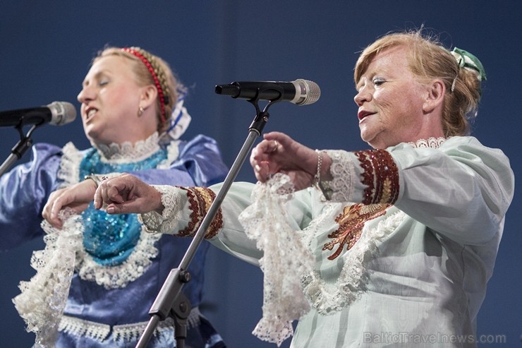 XXV Vispārējo latviešu dziesmu un XV deju svētku ietvaros pirmdien, 1. jūlijā, Lielajā Ģildē notika mazākumtautību kolektīvu koncertuzvedums Zem viena 97689