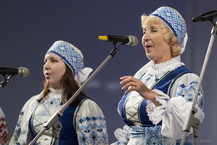 XXV Vispārējo latviešu dziesmu un XV deju svētku ietvaros pirmdien, 1. jūlijā, Lielajā Ģildē notika mazākumtautību kolektīvu koncertuzvedums Zem viena 97693