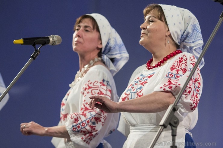 XXV Vispārējo latviešu dziesmu un XV deju svētku ietvaros pirmdien, 1. jūlijā, Lielajā Ģildē notika mazākumtautību kolektīvu koncertuzvedums Zem viena 97695