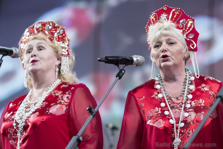 XXV Vispārējo latviešu dziesmu un XV deju svētku ietvaros pirmdien, 1. jūlijā, Lielajā Ģildē notika mazākumtautību kolektīvu koncertuzvedums Zem viena 97697