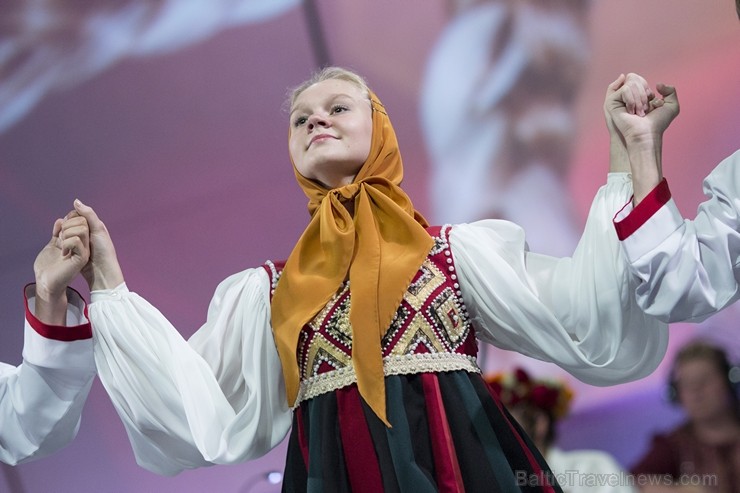 XXV Vispārējo latviešu dziesmu un XV deju svētku ietvaros pirmdien, 1. jūlijā, Lielajā Ģildē notika mazākumtautību kolektīvu koncertuzvedums Zem viena 97699