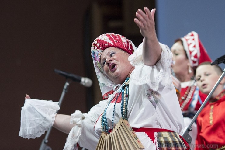 XXV Vispārējo latviešu dziesmu un XV deju svētku ietvaros pirmdien, 1. jūlijā, Lielajā Ģildē notika mazākumtautību kolektīvu koncertuzvedums Zem viena 97703