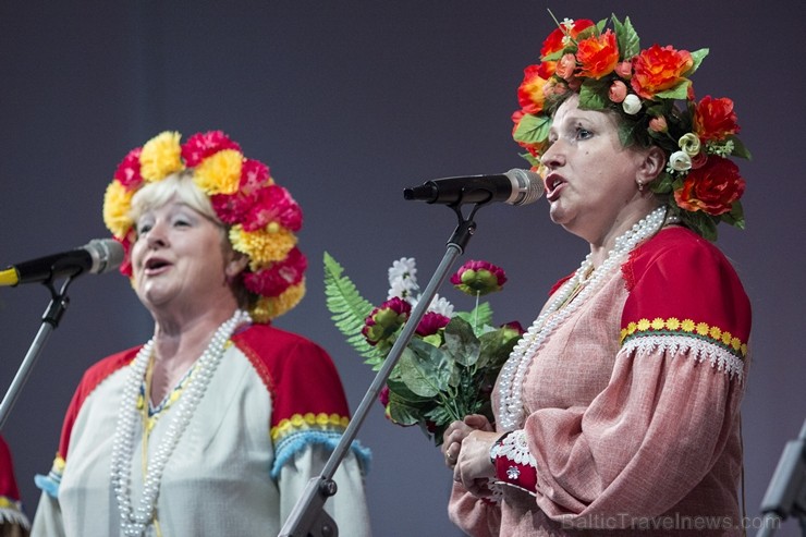 XXV Vispārējo latviešu dziesmu un XV deju svētku ietvaros pirmdien, 1. jūlijā, Lielajā Ģildē notika mazākumtautību kolektīvu koncertuzvedums Zem viena 97706