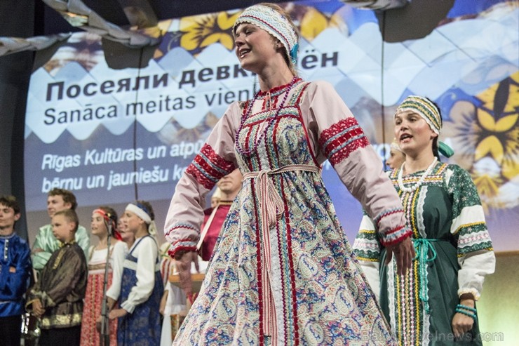 XXV Vispārējo latviešu dziesmu un XV deju svētku ietvaros pirmdien, 1. jūlijā, Lielajā Ģildē notika mazākumtautību kolektīvu koncertuzvedums Zem viena 97708
