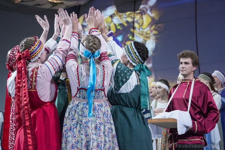 XXV Vispārējo latviešu dziesmu un XV deju svētku ietvaros pirmdien, 1. jūlijā, Lielajā Ģildē notika mazākumtautību kolektīvu koncertuzvedums Zem viena 97709