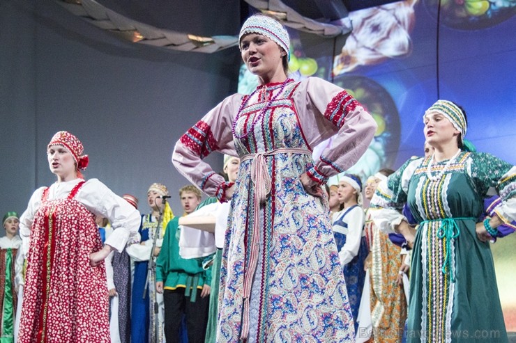 XXV Vispārējo latviešu dziesmu un XV deju svētku ietvaros pirmdien, 1. jūlijā, Lielajā Ģildē notika mazākumtautību kolektīvu koncertuzvedums Zem viena 97710