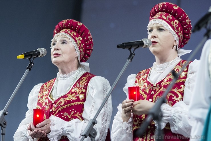 XXV Vispārējo latviešu dziesmu un XV deju svētku ietvaros pirmdien, 1. jūlijā, Lielajā Ģildē notika mazākumtautību kolektīvu koncertuzvedums Zem viena 97724