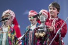 XXV Vispārējo latviešu dziesmu un XV deju svētku ietvaros pirmdien, 1. jūlijā, Lielajā Ģildē notika mazākumtautību kolektīvu koncertuzvedums Zem viena 35