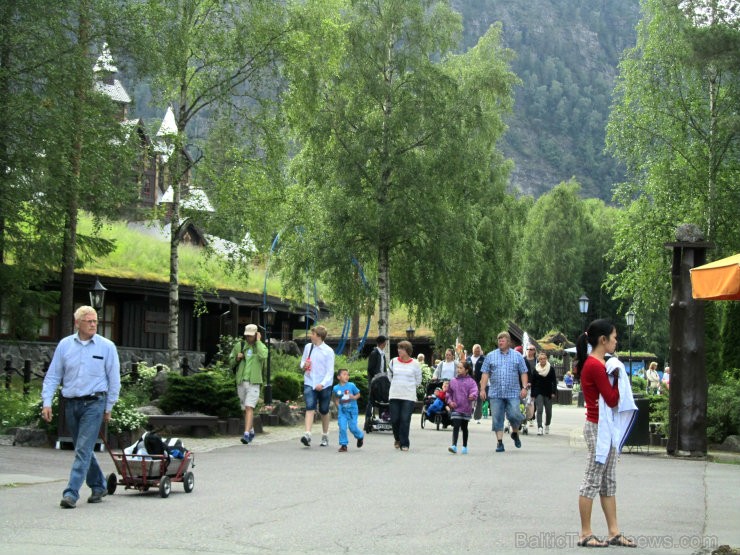 Parks vasaras sezonas laikā piesaista aptuveni 250 000 apmeklētāju. 97784