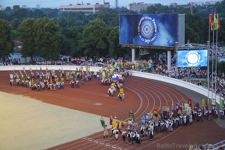 4. jūlijā Daugavas stadionā notika XXV Vispārējo latviešu Dziesmu un XV Deju svētku deju lieluzveduma Tēvu laipa ģenerālmēģinājums, kurā piedalījās 60 97920