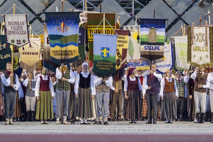4. jūlijā Daugavas stadionā notika XXV Vispārējo latviešu Dziesmu un XV Deju svētku deju lieluzveduma Tēvu laipa ģenerālmēģinājums, kurā piedalījās 60 97923