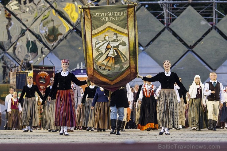 4. jūlijā Daugavas stadionā notika XXV Vispārējo latviešu Dziesmu un XV Deju svētku deju lieluzveduma Tēvu laipa ģenerālmēģinājums, kurā piedalījās 60 97927