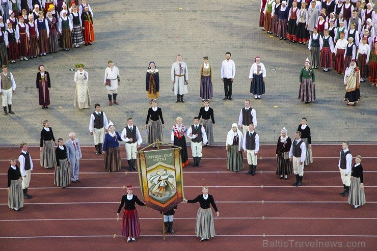 4. jūlijā Daugavas stadionā notika XXV Vispārējo latviešu Dziesmu un XV Deju svētku deju lieluzveduma Tēvu laipa ģenerālmēģinājums, kurā piedalījās 60 97928