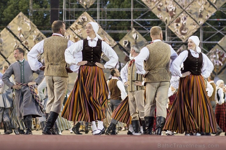 4. jūlijā Daugavas stadionā notika XXV Vispārējo latviešu Dziesmu un XV Deju svētku deju lieluzveduma Tēvu laipa ģenerālmēģinājums, kurā piedalījās 60 97937