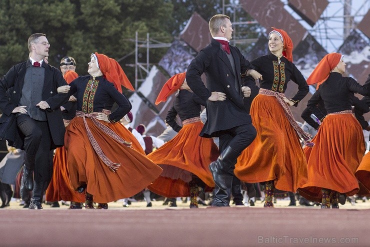 4. jūlijā Daugavas stadionā notika XXV Vispārējo latviešu Dziesmu un XV Deju svētku deju lieluzveduma Tēvu laipa ģenerālmēģinājums, kurā piedalījās 60 97938
