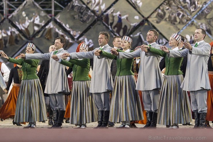 4. jūlijā Daugavas stadionā notika XXV Vispārējo latviešu Dziesmu un XV Deju svētku deju lieluzveduma Tēvu laipa ģenerālmēģinājums, kurā piedalījās 60 97940