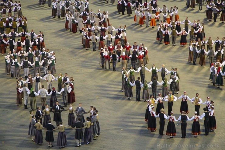 4. jūlijā Daugavas stadionā notika XXV Vispārējo latviešu Dziesmu un XV Deju svētku deju lieluzveduma Tēvu laipa ģenerālmēģinājums, kurā piedalījās 60 97941