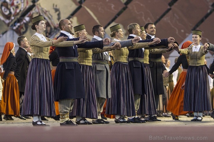 4. jūlijā Daugavas stadionā notika XXV Vispārējo latviešu Dziesmu un XV Deju svētku deju lieluzveduma Tēvu laipa ģenerālmēģinājums, kurā piedalījās 60 97942