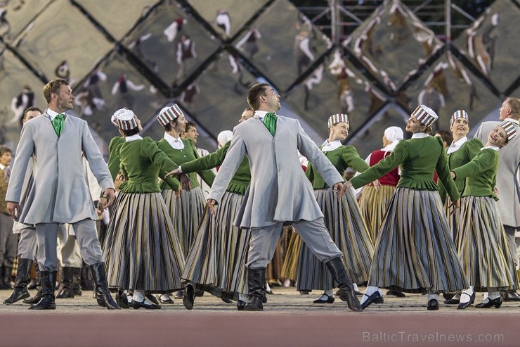 4. jūlijā Daugavas stadionā notika XXV Vispārējo latviešu Dziesmu un XV Deju svētku deju lieluzveduma Tēvu laipa ģenerālmēģinājums, kurā piedalījās 60 97943
