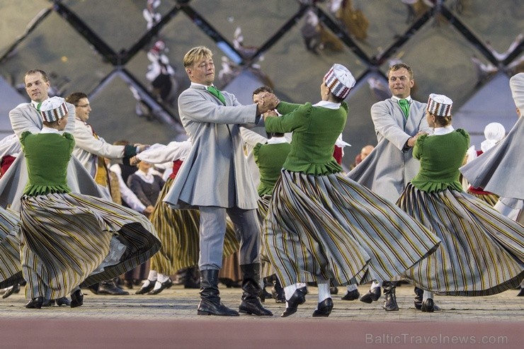 4. jūlijā Daugavas stadionā notika XXV Vispārējo latviešu Dziesmu un XV Deju svētku deju lieluzveduma Tēvu laipa ģenerālmēģinājums, kurā piedalījās 60 97944