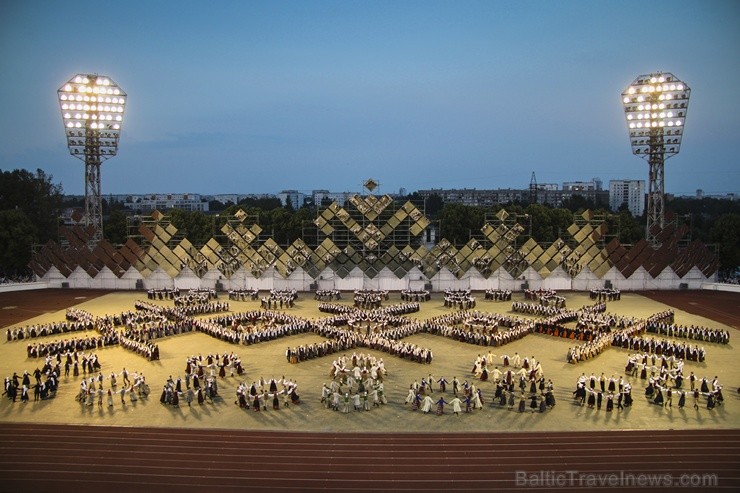 4. jūlijā Daugavas stadionā notika XXV Vispārējo latviešu Dziesmu un XV Deju svētku deju lieluzveduma Tēvu laipa ģenerālmēģinājums, kurā piedalījās 60 97945