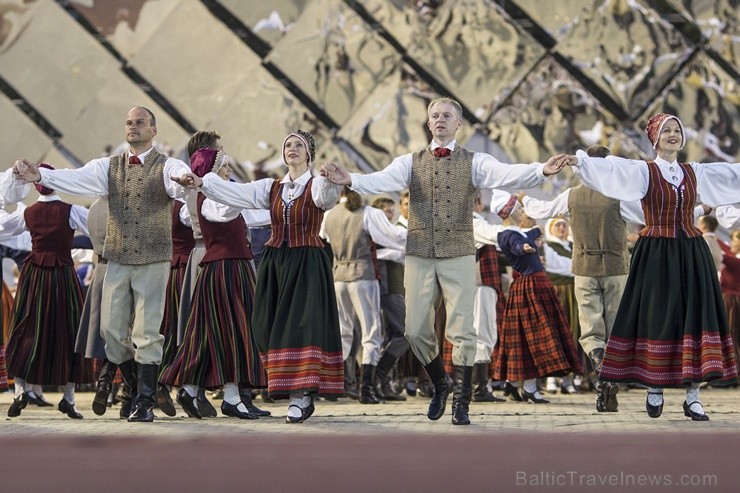 4. jūlijā Daugavas stadionā notika XXV Vispārējo latviešu Dziesmu un XV Deju svētku deju lieluzveduma Tēvu laipa ģenerālmēģinājums, kurā piedalījās 60 97946
