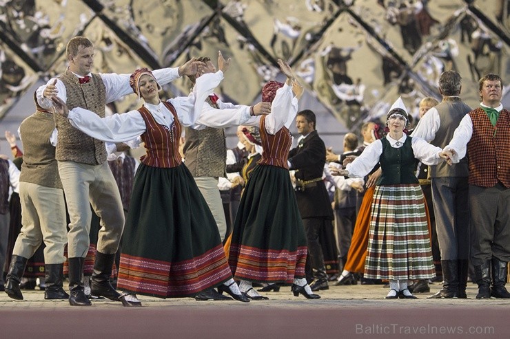 4. jūlijā Daugavas stadionā notika XXV Vispārējo latviešu Dziesmu un XV Deju svētku deju lieluzveduma Tēvu laipa ģenerālmēģinājums, kurā piedalījās 60 97947