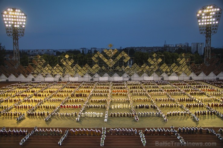4. jūlijā Daugavas stadionā notika XXV Vispārējo latviešu Dziesmu un XV Deju svētku deju lieluzveduma Tēvu laipa ģenerālmēģinājums, kurā piedalījās 60 97949