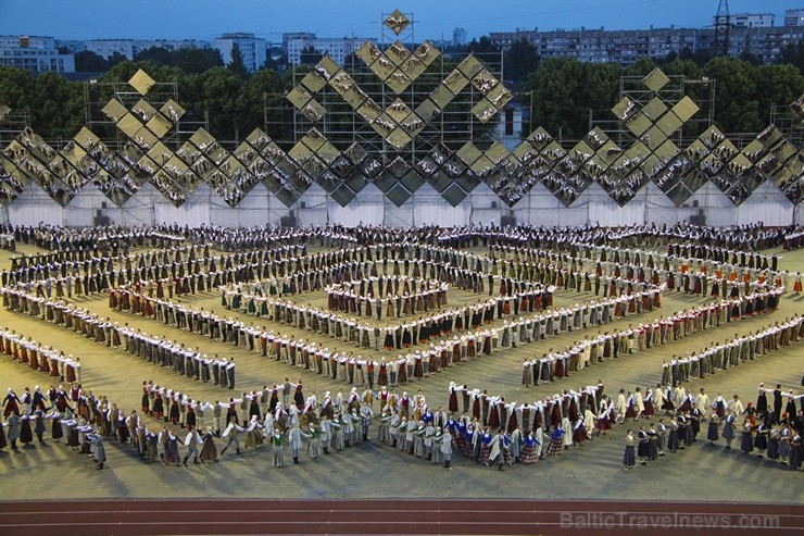 4. jūlijā Daugavas stadionā notika XXV Vispārējo latviešu Dziesmu un XV Deju svētku deju lieluzveduma Tēvu laipa ģenerālmēģinājums, kurā piedalījās 60 97951