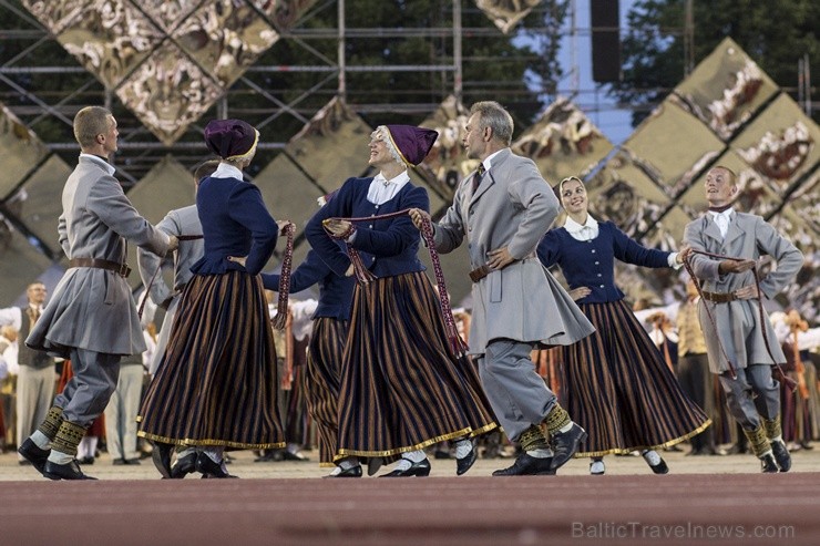4. jūlijā Daugavas stadionā notika XXV Vispārējo latviešu Dziesmu un XV Deju svētku deju lieluzveduma Tēvu laipa ģenerālmēģinājums, kurā piedalījās 60 97953