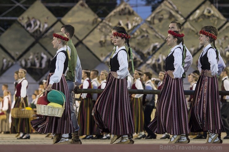 4. jūlijā Daugavas stadionā notika XXV Vispārējo latviešu Dziesmu un XV Deju svētku deju lieluzveduma Tēvu laipa ģenerālmēģinājums, kurā piedalījās 60 97954