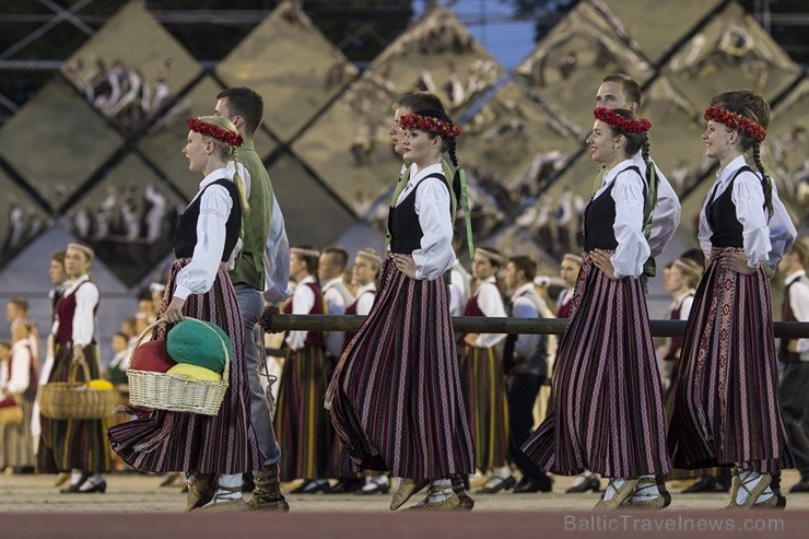 4. jūlijā Daugavas stadionā notika XXV Vispārējo latviešu Dziesmu un XV Deju svētku deju lieluzveduma Tēvu laipa ģenerālmēģinājums, kurā piedalījās 60 4. jūlijā Daugavas stadionā notika XXV Vispārējo latviešu Dziesmu un XV Deju svētku deju lieluzveduma Tēvu laipa ģenerālmēģinājums, kurā piedalījās 60 97954