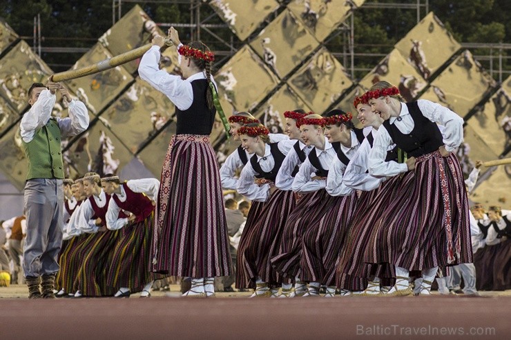 4. jūlijā Daugavas stadionā notika XXV Vispārējo latviešu Dziesmu un XV Deju svētku deju lieluzveduma Tēvu laipa ģenerālmēģinājums, kurā piedalījās 60 97956