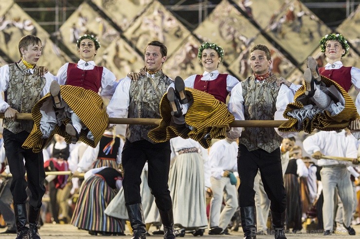 4. jūlijā Daugavas stadionā notika XXV Vispārējo latviešu Dziesmu un XV Deju svētku deju lieluzveduma Tēvu laipa ģenerālmēģinājums, kurā piedalījās 60 97957