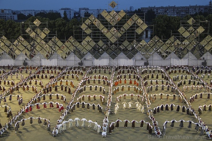 4. jūlijā Daugavas stadionā notika XXV Vispārējo latviešu Dziesmu un XV Deju svētku deju lieluzveduma Tēvu laipa ģenerālmēģinājums, kurā piedalījās 60 97959