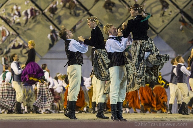 4. jūlijā Daugavas stadionā notika XXV Vispārējo latviešu Dziesmu un XV Deju svētku deju lieluzveduma Tēvu laipa ģenerālmēģinājums, kurā piedalījās 60 97962