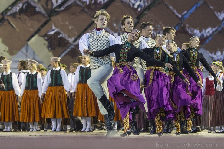 4. jūlijā Daugavas stadionā notika XXV Vispārējo latviešu Dziesmu un XV Deju svētku deju lieluzveduma Tēvu laipa ģenerālmēģinājums, kurā piedalījās 60 97963